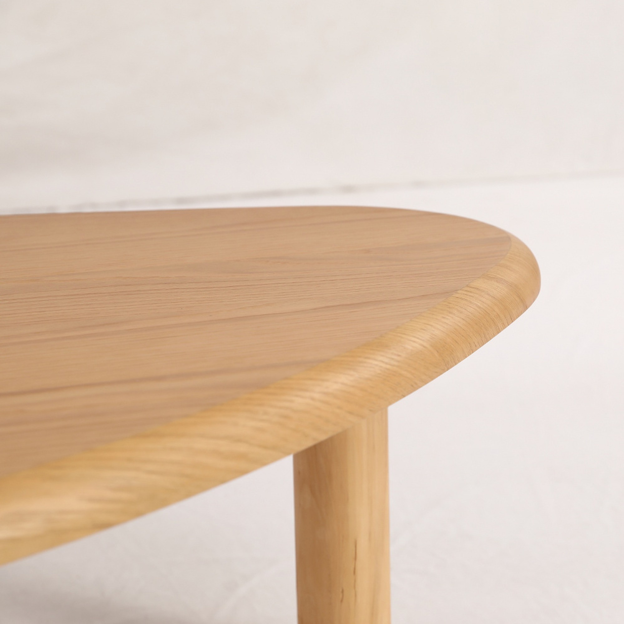 Mesa de centro 'Uovo' 116.5x73cm - Natural